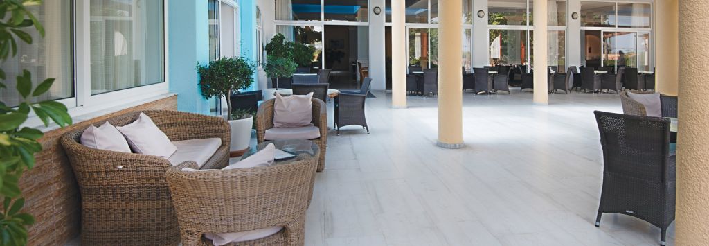 LOUNGE BAR